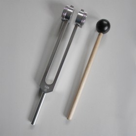Diapasón 128 Hz y martillo de percusión